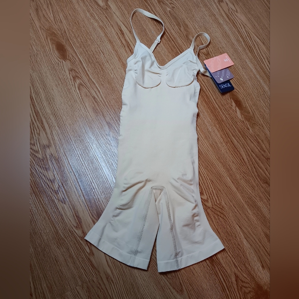 Feeling Girl SKIMS Womens Size S  Beige Tan  Bodysuit NWT